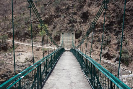 Puente sobre los ríos Mandakini en Rudraprayag en Uttarakhand India Asia