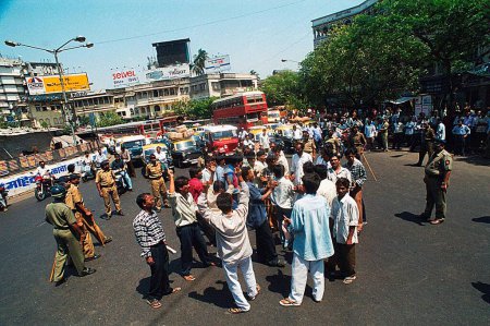 Téléchargez les photos : Rue indienne bondée le jour - en image libre de droit