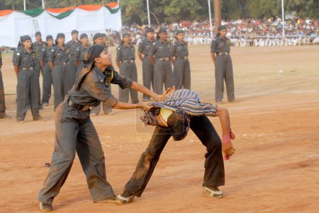 Téléchargez les photos : Les commandos féminines démontrent leurs compétences en karaté lors du spectacle annuel de tatouage de la police de Mumbai au parc Shivaji à Bombay maintenant Mumbai, Maharashtra, Inde - en image libre de droit