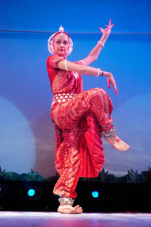 Téléchargez les photos : L'actrice indienne de Bollywood Hema Malini, fille d'Ahana Deol, interprète une pièce de danse classique Odissi appelée Gauri Tandav au festival de l'Indian Institute of Technology IIT College Mood Indigo ; Bombay Mumbai, Maharashtra, Inde - en image libre de droit