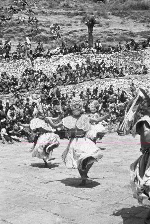 Foto de Fotos de bailarines y bateristas en el festival Tchechu en Paro, Bután - Imagen libre de derechos
