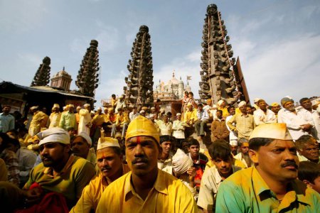 Téléchargez les photos : Les dévots au célèbre temple Jejuri, pune, Maharashtra, Inde - en image libre de droit