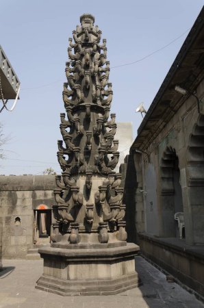 Téléchargez les photos : Deepmaal Lamp Tower dans le temple Ganpati, Pune, Maharashtra, Inde, Asie - en image libre de droit
