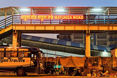 Foto de Matunga Road Railway Station foot overbridge, Mumbai, Maharashtra, India, Asia - Imagen libre de derechos