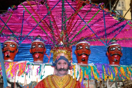 Téléchargez les photos : Homme portant dix visage ravana costume dansant dans le festival Navaratri, Dadar, Bombay Mumbai, Maharashtra, Inde - en image libre de droit