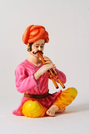 Téléchargez les photos : Figurine en argile, statue de musicien rajasthani jouant de la double flûte jodiya paawa - en image libre de droit
