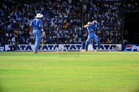 Foto de Cricketers indios jugando partido de cricket ODI, India - Imagen libre de derechos