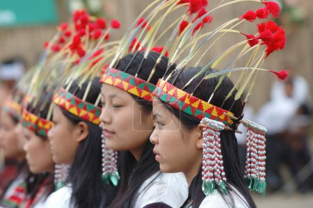 Foto de Mujeres que realizan danza de bambú Cheraw Aizwal; Mizoram; India - Imagen libre de derechos