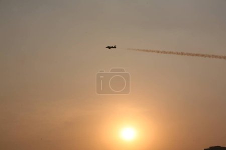 Téléchargez les photos : Une Surya Kiran de l'armée de l'air indienne se produisant au spectacle d'acrobatie aérienne qui a été dirigé par l'équipe Sagar Pawan du Fly-In à Girgaum Chowpatty, Bombay Mumbai, Maharashtra, Inde - en image libre de droit