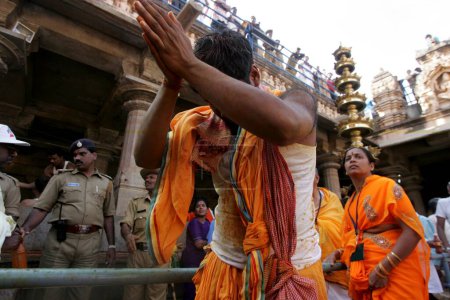 Téléchargez les photos : Les dévots à la recherche de la bénédiction de Bhagwan Gomateshwara Bahubali lors du festival Mahamasthakabhisheka Jain qui se tient une fois tous les douze ans, Shravanabelagola, district de Hassan, État du Karnataka, Inde - en image libre de droit
