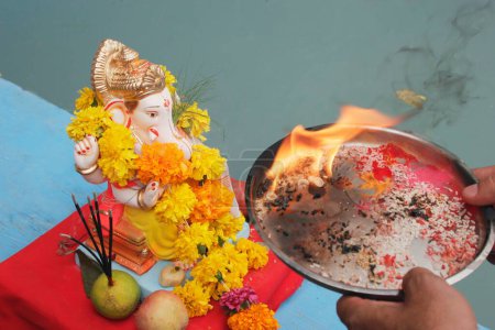 Téléchargez les photos : Idole de seigneur ganesh éléphant tête dieu adoré par dévot avant immersion ; Pune ; Maharashtra ; Inde - en image libre de droit