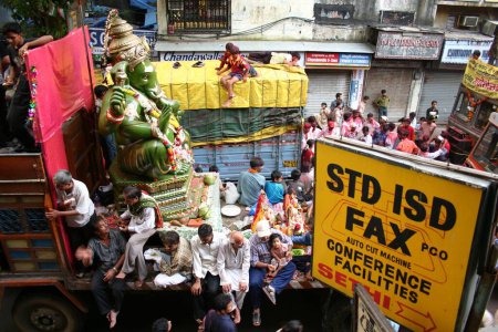 Téléchargez les photos : Ganesh ganpati Festival Immersion, le mélange de la société indienne traditionnelle et moderne, Bombay Mumbai, Maharashtra, Inde. - en image libre de droit