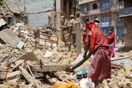Téléchargez les photos : Les résidents essaient de récupérer des décombres, tremblement de terre, népal, asie - en image libre de droit