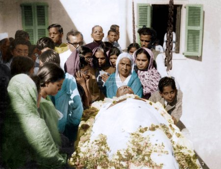 Téléchargez les photos : Foule pour voir le cadavre du Mahatma Gandhi, Birla House, New Delhi, Inde, Asie, 31 janvier 1948 - en image libre de droit