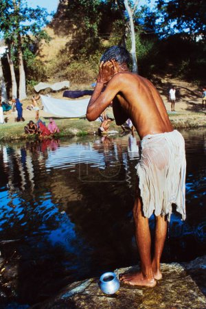 Foto de Personas bañándose y lavando paños en Ganges Tributary, India, Asia - Imagen libre de derechos