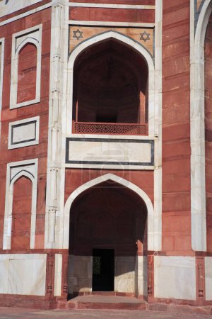 Foto de Tumba de Humayun construida en 1570 hecha de piedra arenisca roja y mármol blanco primera tumba jardín en el subcontinente indio influencia persa en la arquitectura mughal, Delhi, India Patrimonio de la Humanidad por la UNESCO - Imagen libre de derechos