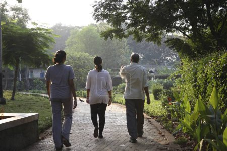 Téléchargez les photos : Jogging, personnes faisant une promenade matinale, piste de marche dans la région de Bara Bangla, Thane, Maharashtra, Inde - en image libre de droit