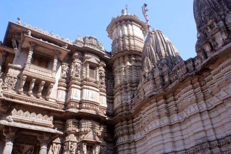 Téléchargez les photos : Sculpture fine à l'extérieur du temple Jain Hatheesing ; Ahmedabad ; Gujarat ; Inde - en image libre de droit