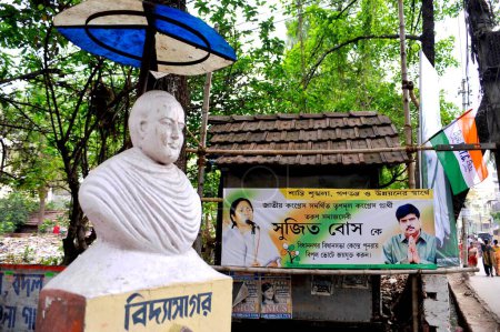 Foto de Cartel de la elección de Trinamul Jefe Mamta Banerjee llamando a la gente a votar por la Justicia el cartel está significativamente al lado de la Estatua de Vidyasagar el Creador de Bengala y no la venganza en Bengala Occidental India - Imagen libre de derechos