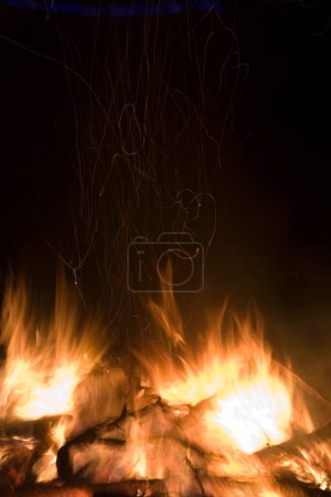 Festival de calor de llama de fuego de Pascua de leña quemando cinco elementos; Salzwedel; Alemania; Europa