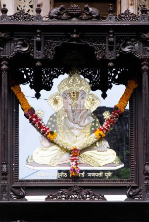 Image de Dagdu Seth Halwai Ganapati réalisée par miroir et verre dans un cadre sculpté en bois année 2008 Festival Ganapati à Pune ; Maharashtra ; Inde