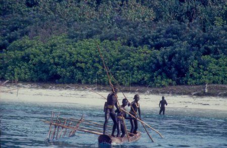 Téléchargez les photos : Negrito personnes en bateau, andaman, Inde, Asie - en image libre de droit