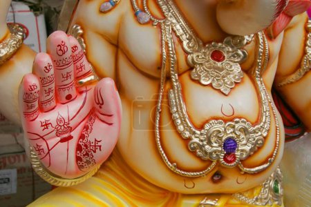 Foto de Manos pintadas y joyas en el Señor Ganesh, el elefante encabezó a Dios, Ganesh ganpati Festival, India - Imagen libre de derechos