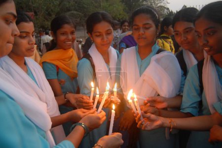 Foto de Protesta con velas de estudiantes del Diploma de Educación (Ded) en Azad Maidan en Bombay ahora Mumbai, Maharashtra, India - Imagen libre de derechos