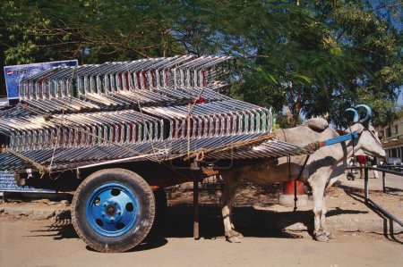 Téléchargez les photos : Chariot à bœufs chargé de chaises en acier, Jaisalmer, Rajasthan, Inde - en image libre de droit