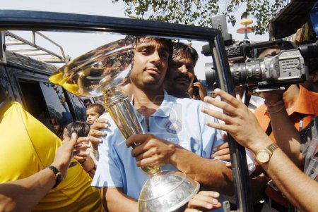 Téléchargez les photos : Le lanceur de bras gauche Iqbal Abdulla est accueilli après avoir remporté la Coupe du monde de cricket U-19 ; Bombay maintenant Mumbai, Maharashtra, Inde - en image libre de droit