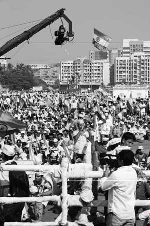 Téléchargez les photos : Caméra vidéo montée sur grue couverture foule Mumbai Maharashtra Inde Asie déc 2011 - en image libre de droit