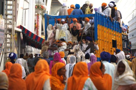 Foto de Sikh devotees travelling on truck to attained 300th year celebrations of Consecration of perpetual Guru of Sikh Guru-Granth at Sachkhand Saheb Gurudwara, Nanded, Maharashtra, India 30-October-2008 - Imagen libre de derechos