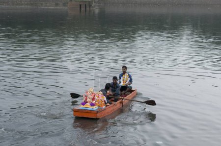 Foto de Ídolos del Señor Ganesh siendo llevados en el barco para la inmersión Pune Maharashtra India Asia - Imagen libre de derechos