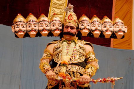 Téléchargez les photos : Ramleela, personnage mythologique hindou du Ramayan, jouant le rôle de Ravan sur scène lors du festival Dussera dusera, Inde - en image libre de droit