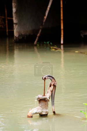 Foto de Bomba manual en el agua; inundación del río Kosi en el año 2008; distrito de Purniya; Bihar; India - Imagen libre de derechos