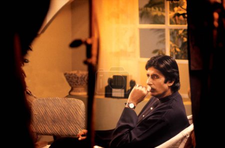Téléchargez les photos : Sud-asiatique indien Bollywood acteur Amitabh Bachchan dans une humeur coûteuse - en image libre de droit