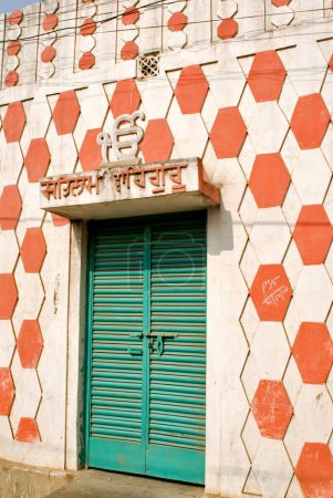 Téléchargez les photos : Maison pendjabi avec porte métallique à Asansol ; Bengale occidental ; Inde - en image libre de droit