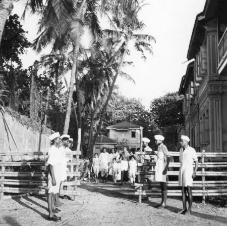 Téléchargez les photos : Mahatma Gandhi et d'autres marchant sur le complexe de Birla House ; Mumbai ; 1945 ; Inde - en image libre de droit