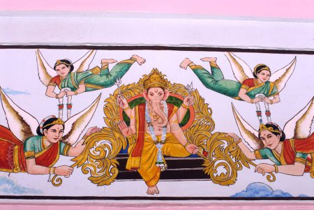Téléchargez les photos : Peinture de Ganpati ; seigneur Ganesh éléphant tête dieu avec des fées volantes sur le mur d'entrée du temple Shree Vishnu Narayan ; colline Parvati ; Pune ; Maharashtra ; Inde - en image libre de droit