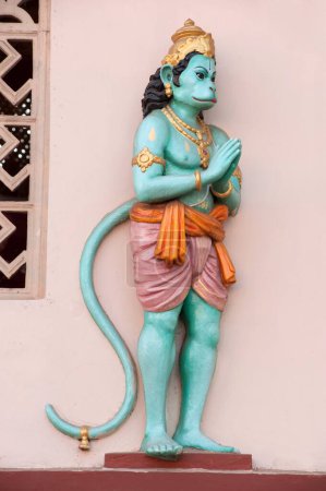 Foto de Señor hanuman ídolo en Namaskar postura en el templo; Mangalore; Karnataka; India 2010 - Imagen libre de derechos