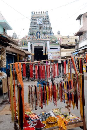 Téléchargez les photos : Entrée au temple avec beaucoup de stands vendant des offrandes au temple Swaminatha Swami ; Swamimalai ; Tamil Nadu ; Inde - en image libre de droit