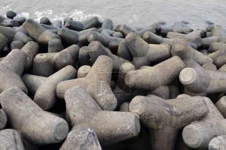 Téléchargez les photos : Tetrapods sur la plage de mer de Marine Drive Mumbai Maharashtra Inde - en image libre de droit