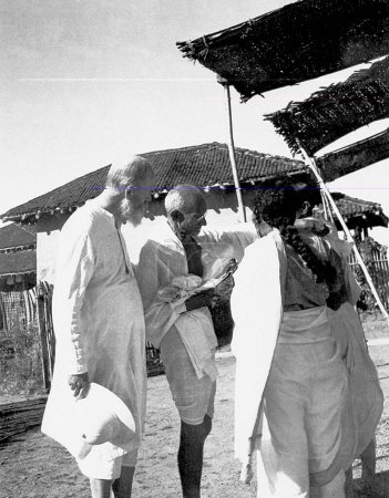 Foto de Mahatma Gandhi, C F Andrews y otros en Sevagram Ashram, 1938 - Imagen libre de derechos