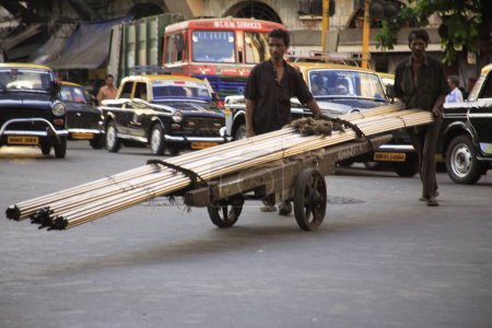 Téléchargez les photos : Homme tirant chariot à main ; Sardar Vallabhbhai Patel route ; Grant route ; Bombay maintenant Mumbai ; Maharashtra ; Inde - en image libre de droit