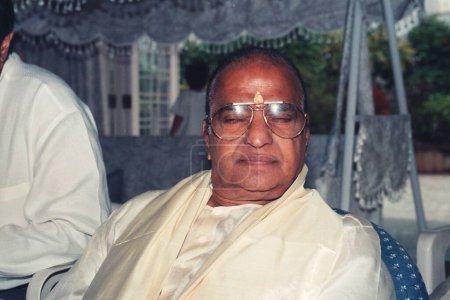 Téléchargez les photos : Le cinéaste et homme politique indien d'Asie du Sud N. T. Rama Rao fondateur du Parti Telugu Desam et a été trois fois ministre en chef de l'Andhra Pradesh, en Inde - en image libre de droit
