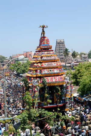 Téléchargez les photos : Procession de chariot de temple pendant le festival de temple de Shiva de Kapaleswara à Mylapore, Chennai, Tamil Nadu, Inde - en image libre de droit