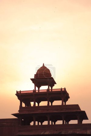 Coucher de soleil au Panch Mahal à Fatehpur Sikri construit au cours de la seconde moitié du XVIe siècle en grès rouge ; capitale de l'empire moghol ; Agra ; Uttar Pradesh ; Inde Site du patrimoine mondial de l'UNESCO