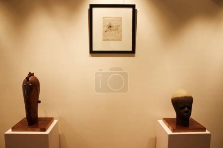 Téléchargez les photos : Sculpture en terre cuite du légendaire sculpteur Himmat Shah, chef-d'œuvre de l'art indien, argile, têtes, Spectacle à la Bombay Art Gallery 2005, Uniquement pour être utilisé à des fins éditoriales, Bombay Mumbai, Maharashtra, Inde - en image libre de droit