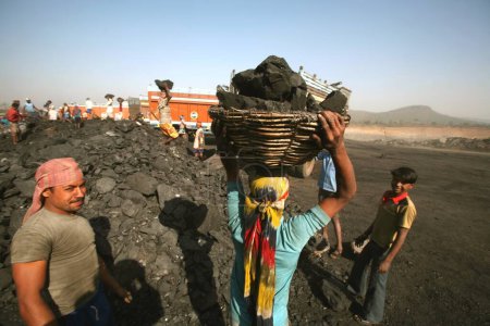 Téléchargez les photos : Des travailleurs chargent du charbon de la mine de charbon dans un camion à Jharkhand, en Inde - en image libre de droit