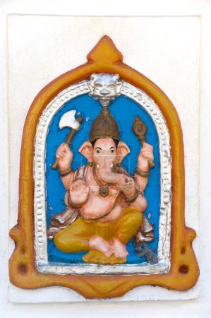 Téléchargez les photos : Sculpture de lord ganesh au priol, Ponda, Goa, Inde - en image libre de droit